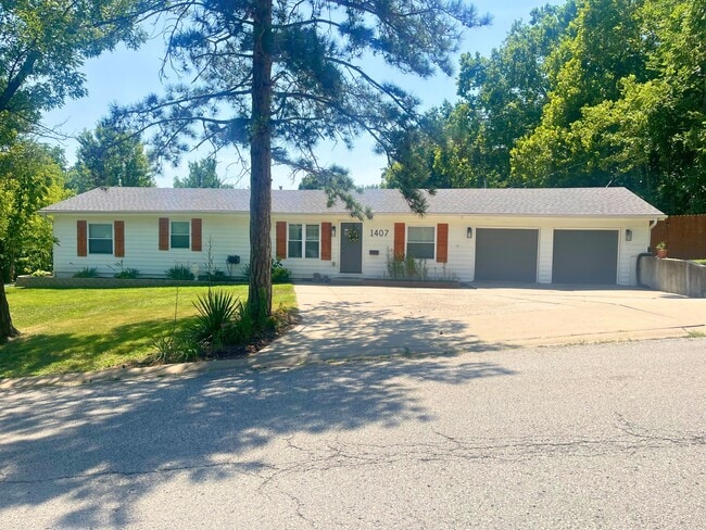 Building Photo - 1407 NE 62nd St Rental
