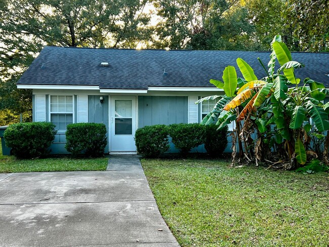 Charming 2-Bedroom Home with Pond View - Charming 2-Bedroom Home with Pond View