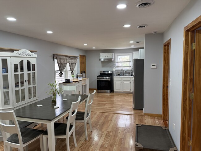 Photo - 208 W Nippersink Rd