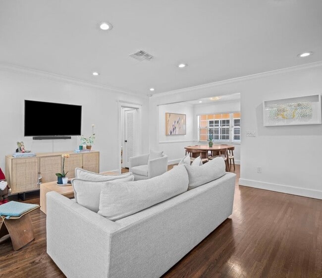 Photo - 300 Manor Pl