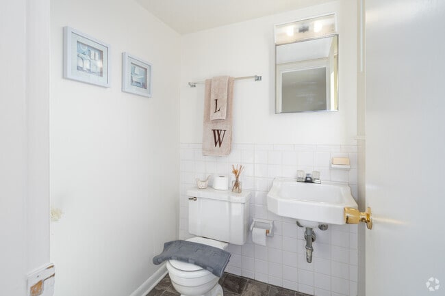 Standard 2BR, 1.5BA - 850SF - Primary Bathroom
