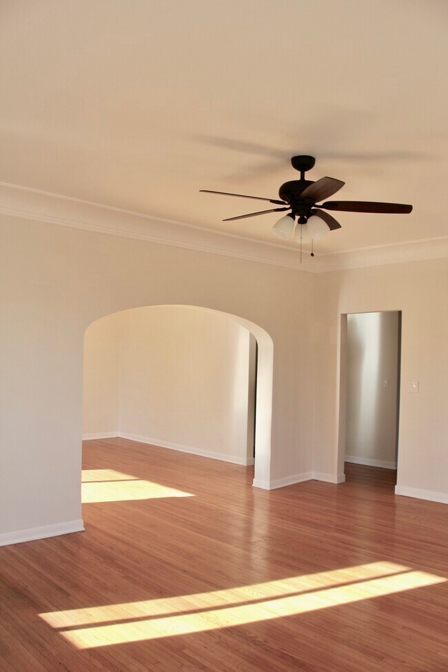 livingroom to diningroom - 1239 S Hudson Ave Unidad 1239