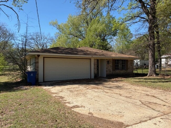 Photo - Large 4 bed home with 2 Car Garage