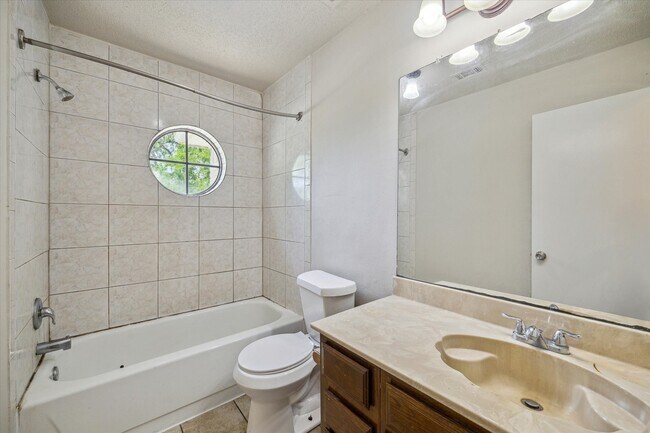 Photo - 2919 Great Lakes Ave