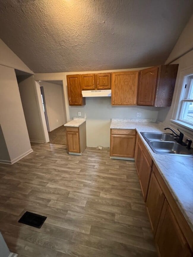 Photo - 4917 Webster St