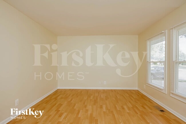 Photo - 703 E Streamwood Blvd