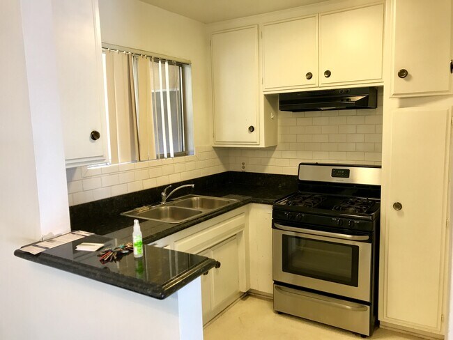 Photo - 1342 N Fuller Ave Apartments