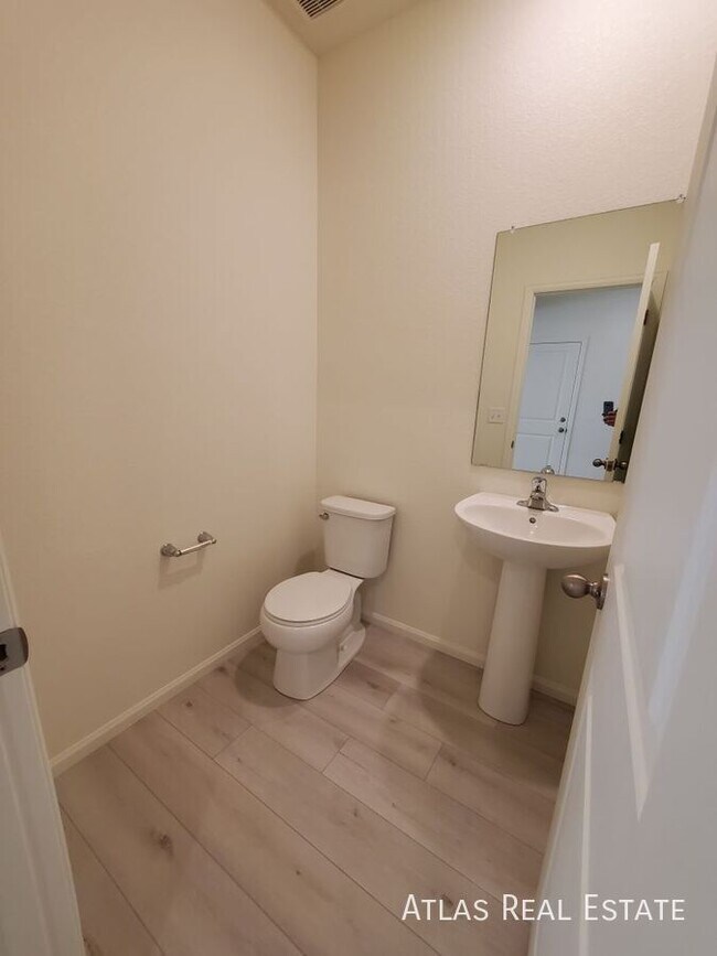 Photo - 883 Emerald Lakes St