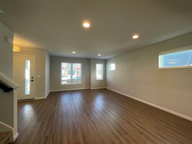 Photo - 2555 Spark St