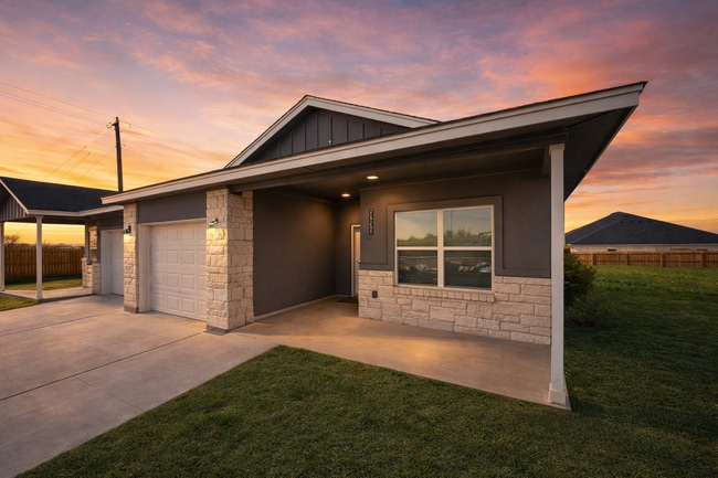 Building Photo - 3 Bed 2 bath New Management!!!