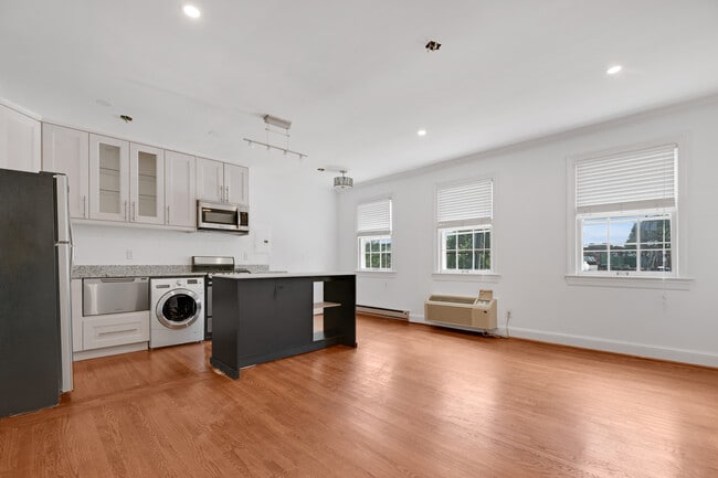 Building Photo - 715 S Washington St Unit A35