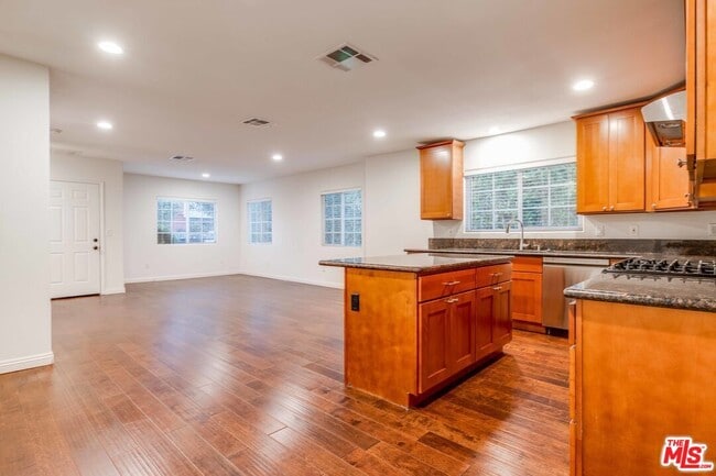 Photo - 4848 Oakwood Ave