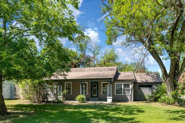 Building Photo - Cozy 3 bedroom, 1 bathroom home located in...