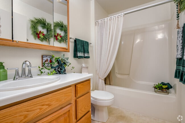 3BR, 2BA - 1,280SF - Bathroom