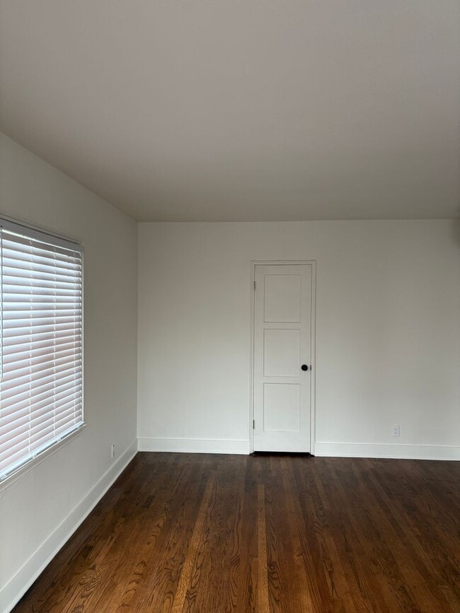 Photo - Ballard Beauty, 2 bed 2 bath Remodel with two entrances.