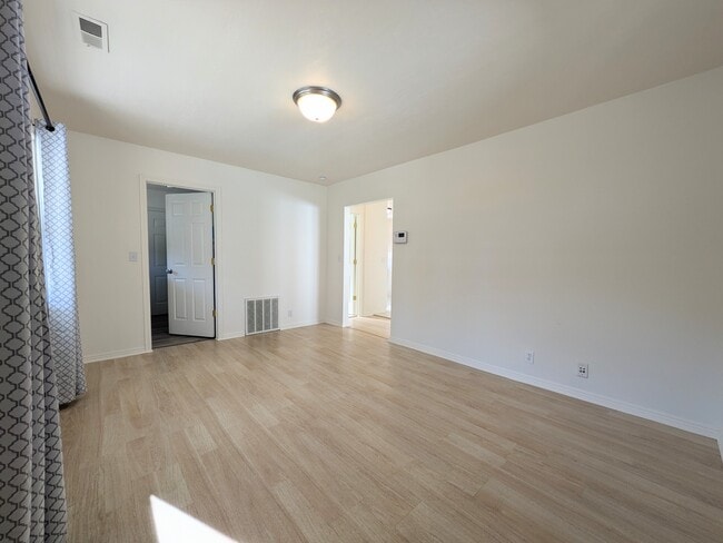Photo - 638 W 3rd Ave
