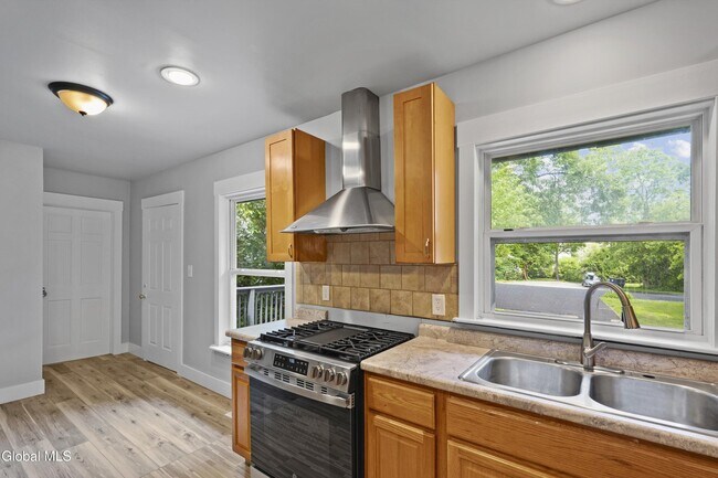 Photo - 99 1/2 Walworth St