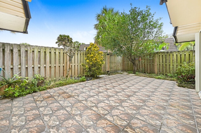 2111 Vista Oaks Cir NE