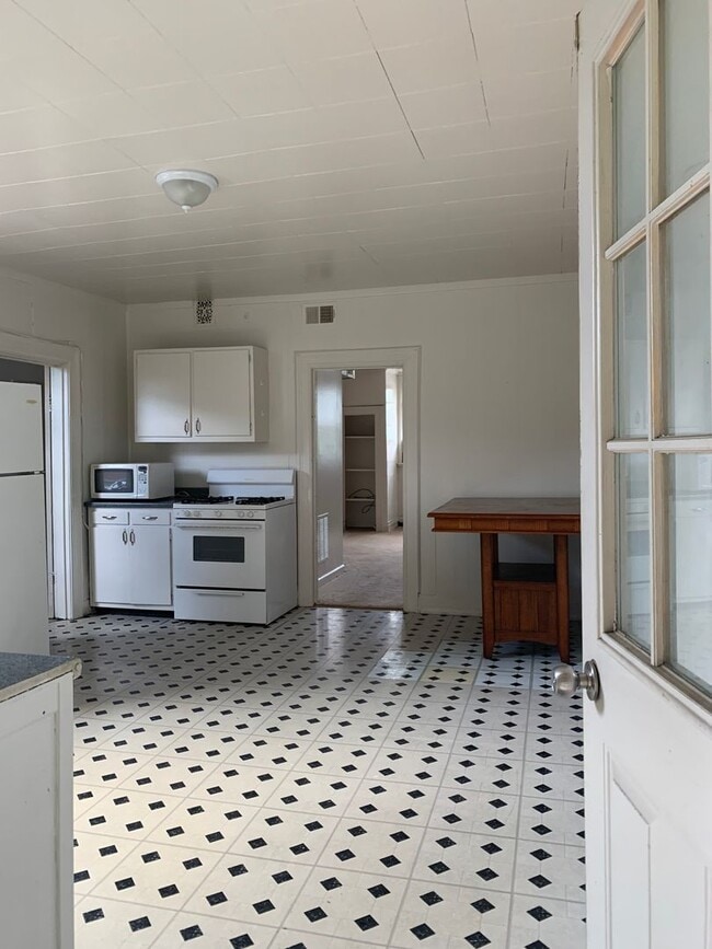 Building Photo - 308 Saline St Unit 3