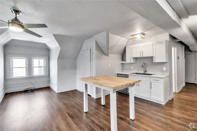 Building Photo - 522 W Ferry St Rental