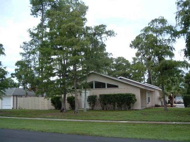 Building Photo - SUGAR POND MANOR Rental