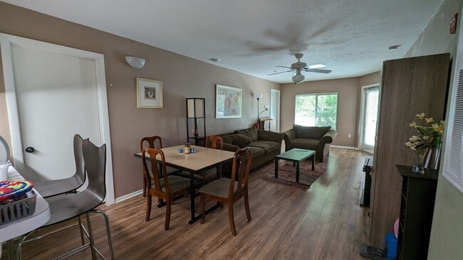 Building Photo - 4000 SW 23rd St Unit 4-303 - Bedroom 2