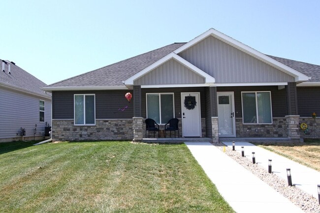 Building Photo - Beautiful Furnished Townhouse -Shorter Ter...