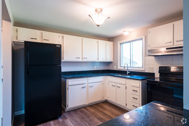 2BR, 1BA - 825 SF - Kitchen - Hartford Place Apartments
