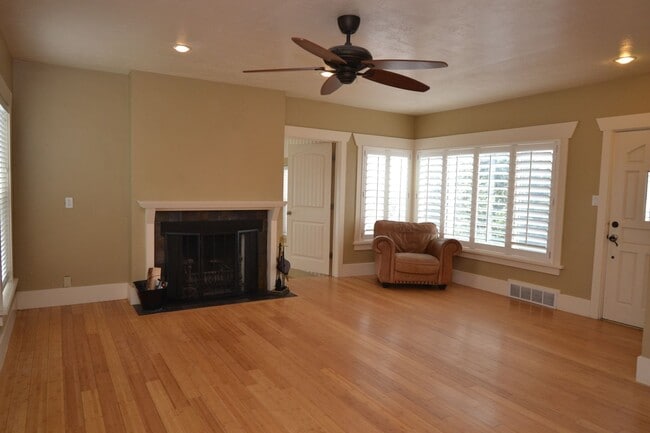 Photo - Charming 4 bed 2 bath cottage style home for rent!