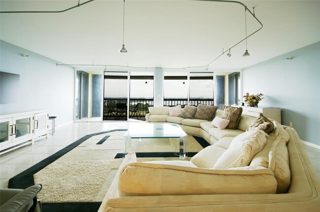 Photo - 2480 Presidential Way Unidad 1903