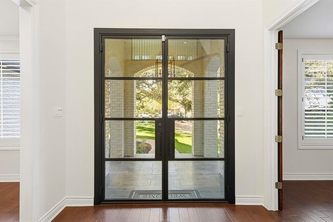 Photo - 1213 Grosvener Ct