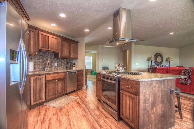 Photo - Gorgeous 4-bedroom single level unfurnished Terrebonne Home with Mountain Views!