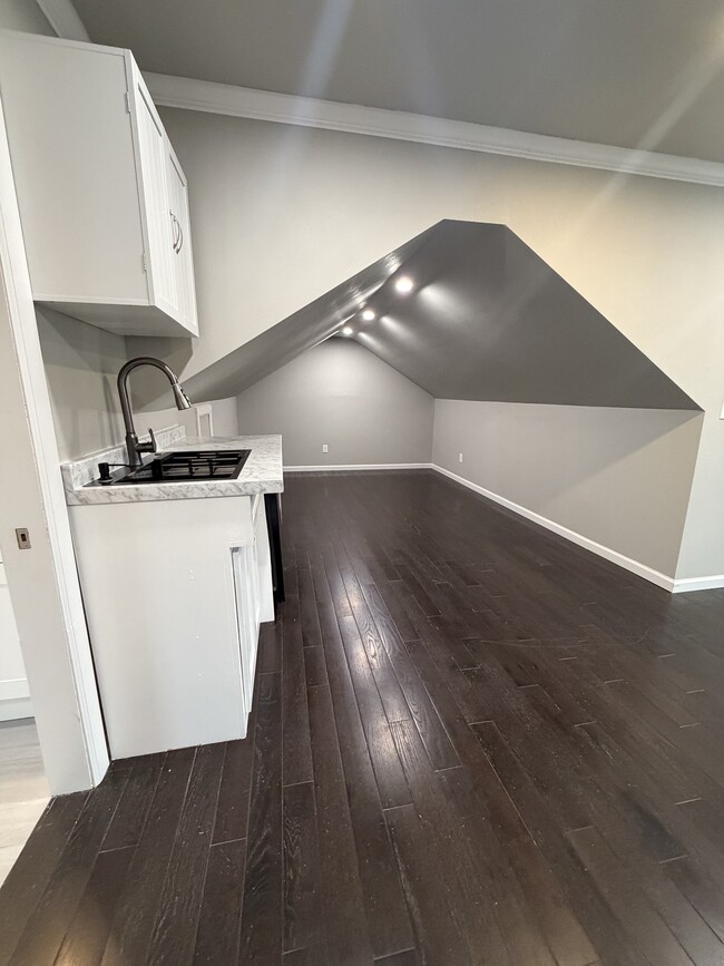 Photo - 817 S Quaker Ave Unit Quiet 1BR Upstairs  i