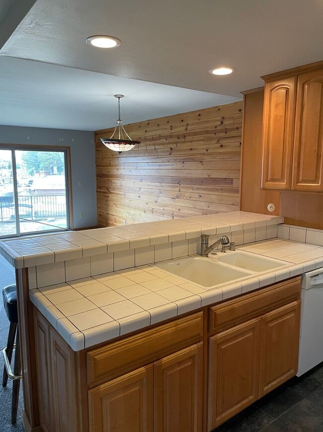 Photo - 552 Christie Dr