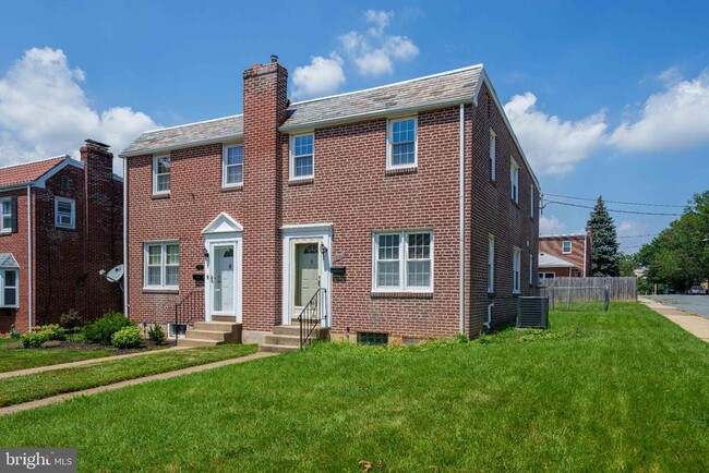 Building Photo - 1701 Sycamore St Rental
