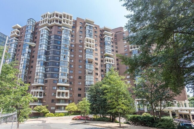 Photo - 1600 N Oak St