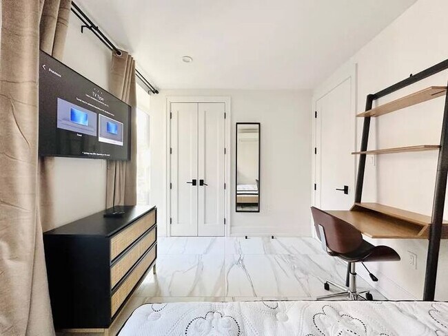 Building Photo - Furnished room/NOT APARTMENT