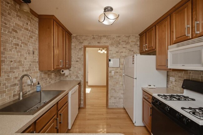 1671 Grosvenor Cir Unit C