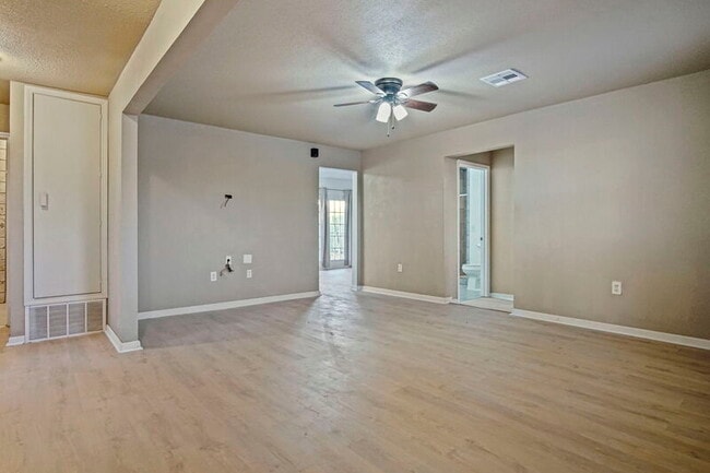 Photo - 704 NW 95th St