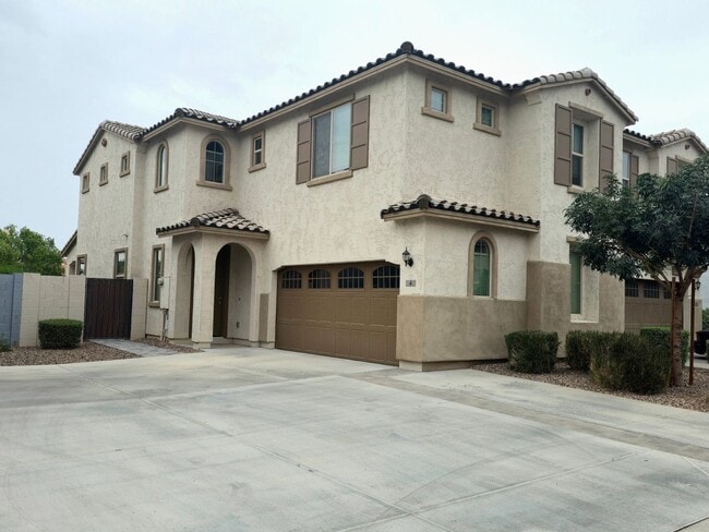 Building Photo - 905 S Canal Dr