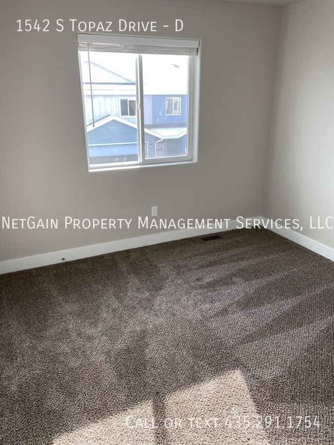Photo - 1542 S W Topaz Dr