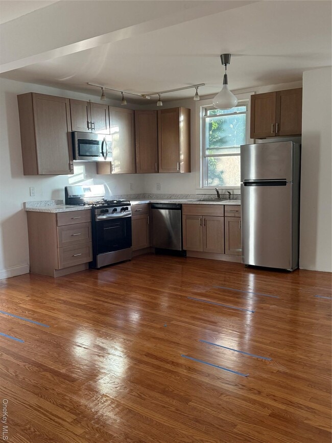 Building Photo - 245 Hudson St Unit 3