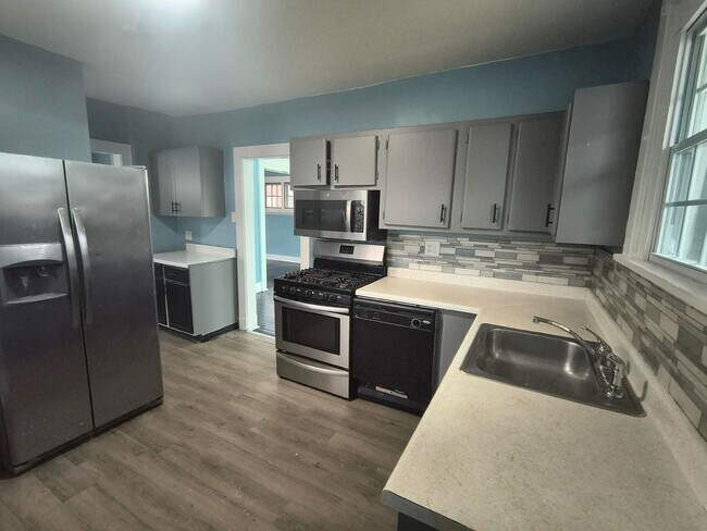 Photo - 3 bedroom 1 bathroom house for rent in Duquesne!