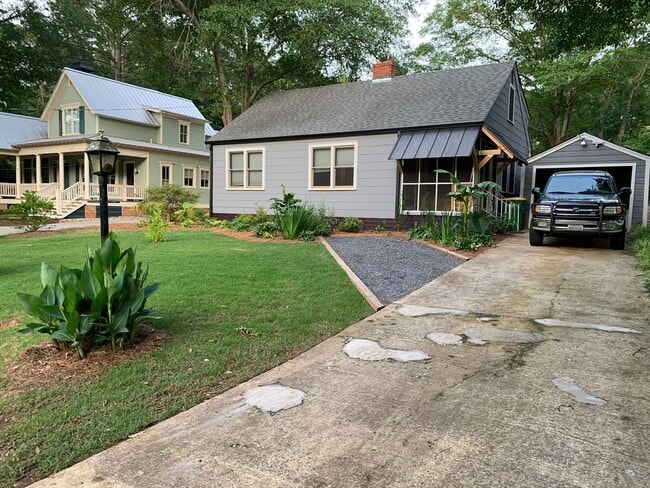 Building Photo - 3BR Normaltown Charmer