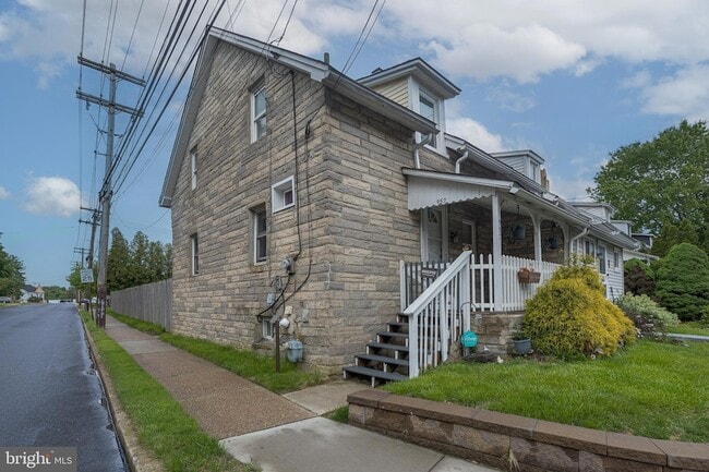 Photo - 957 W 6th St