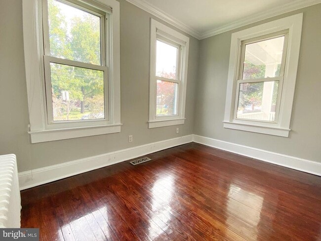 Photo - 432 E Luray Ave