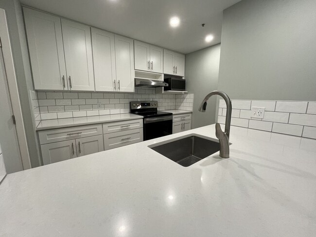 Photo - 1BD/1BA RiverPlace Condo - Secure Parking Included. Walk to OHSU, Waterfront, Shops & Restaurants. Unit 303