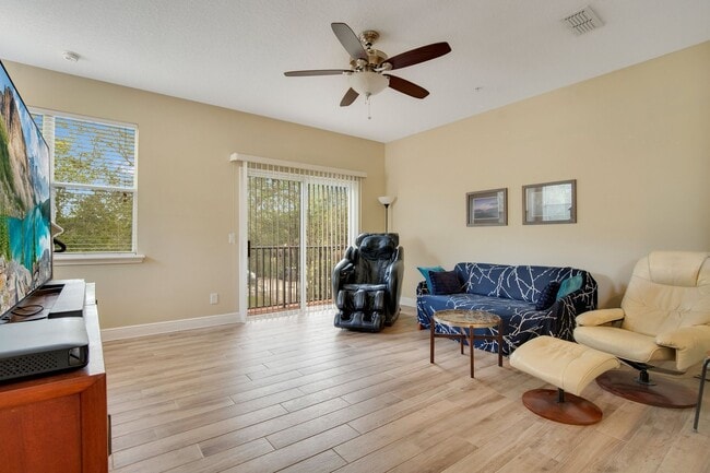 Photo - 28 W Esther St