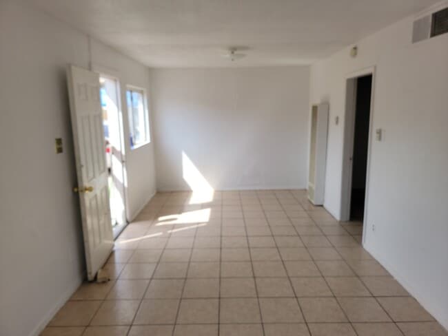 Habitación familiar, pisos de azulejos, calentador de pared - 3919 Lincoln Ave Unidad 2