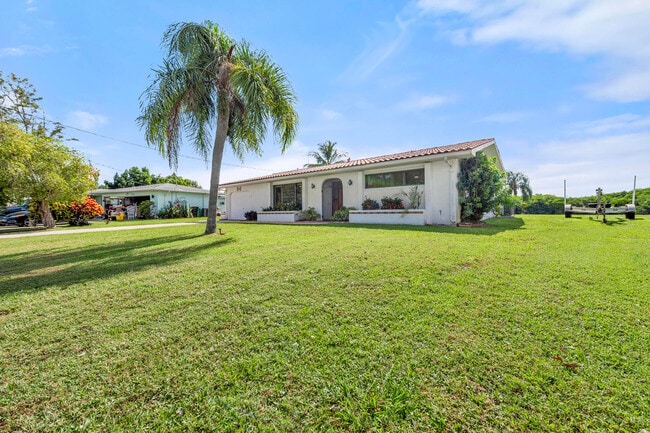 Building Photo - 1075 SE Coral Reef St Rental